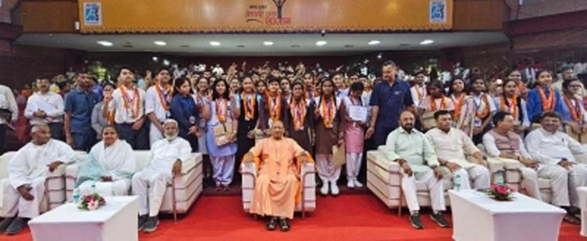 शिक्षा के प्रति भक्ति का भाव हो, नंबरों का अहंकार ना पालें : सीएम योगी